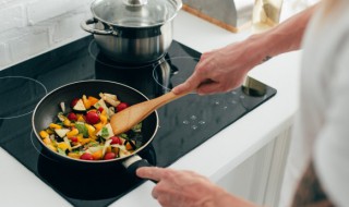 不粘锅炒菜加水技巧（炒菜不粘锅的技巧）
