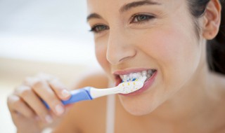 使用电动牙刷刷牙方法（电动牙刷刷牙方法视频）