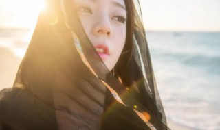 形容女生眼睛的句子（形容女生眼睛的句子有哪些）