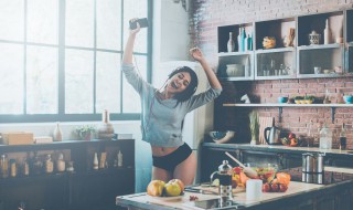 一个人在家时怎么玩（一个人在家时怎么玩自己的身体）