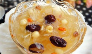 用砂锅怎么做银耳莲子汤（砂锅莲子银耳汤的做法）