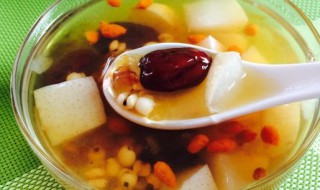 桃胶薏米炖雪梨步骤 桃胶可以煲雪梨吗