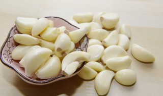 大蒜烧黑鱼怎么弄(大蒜烧黑鱼怎么弄着吃)