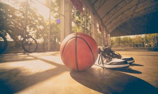 女生打篮球技巧(女生打篮球技巧有哪些)