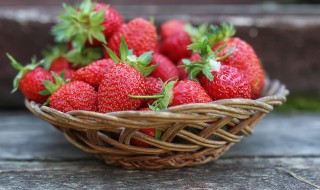 草莓做沙拉的方法（草莓沙拉怎么做）