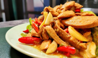 辣椒嫩炒鸡胸的做法 辣椒炒鸡胸脯肉最简单的做法