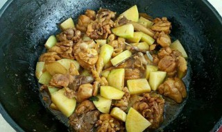 猪五花炖鲫鱼土豆块的做法 猪五花炖鲫鱼土豆块的做法窍门