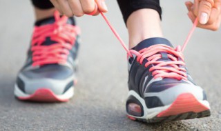 运动鞋系鞋带的方法步骤（运动鞋系鞋带简单教程）