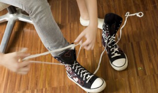 篮球鞋子磨脚怎么快速解决 篮球鞋鞋后面磨脚怎么处理