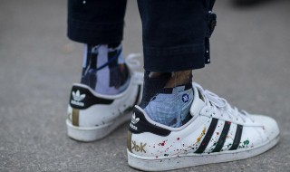 鞋子有磨痕怎么弄（鞋子有磨痕怎么弄好）