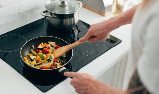 香菇腊肉焖饭怎么弄（腊肉香菇焖饭的做法窍门）