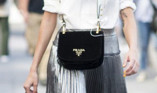 丝绒包包怎么保养（丝绒包包怎么保养不掉色）