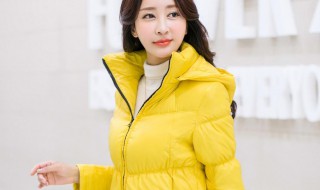 黄色羽绒服怎么搭配 黄色羽绒服怎么搭配衣服