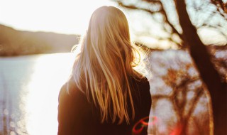 描写女生高冷美丽句子（描写女生高冷美丽句子简短）