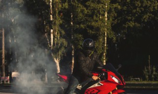 摩托车异味怎么解决(摩托车有异味怎么回事)