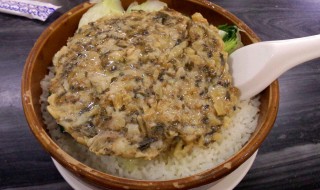 梅菜肉饼蒸饭如何做 梅菜肉饼蒸饭如何做的