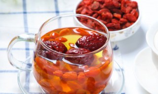 黄精黄芪枸杞泡水喝的功效是什么(黄精和枸杞黄芪泡水喝的功效和作用)