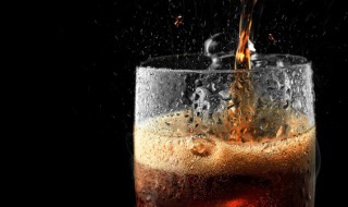 可乐里溶解了大量的什么气体（可乐里溶解了大量的什么气体和糖）