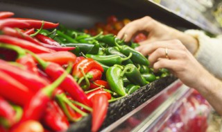 青红椒炒猪油渣的做法(青红椒炒猪油渣的做法大全)