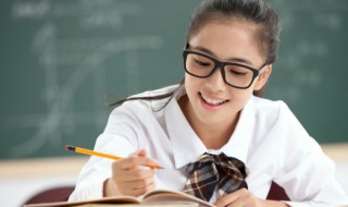 只听楼梯响不见人下来的意思 只听楼梯响不见人下来是什么意思