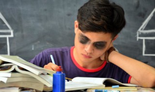 出人意表的意思（出人意表的意思加造句）