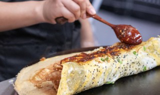 快手鸡蛋饼的简单做法(快手早餐鸡蛋饼)