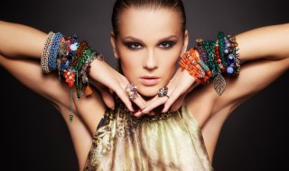 梦见很多饰品预示什么（梦见很多漂亮的饰品）