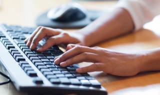 键盘右上角第三个灯怎么关 键盘右上角第三个灯怎么关不了