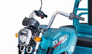 电动三轮车电瓶怎么接（电动三轮车电瓶怎么接电灯）