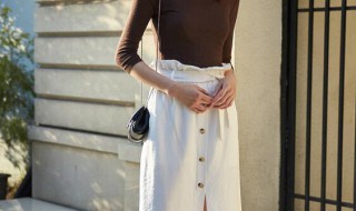白色半身裙搭配什么上衣更好看(白色半身裙搭配什么上衣更好看女)
