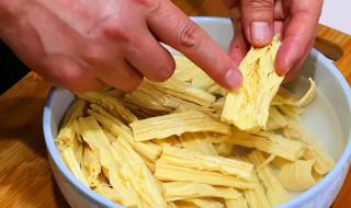 腐竹泡了一晚上还能吃吗（腐竹泡了一晚上还能吃吗没放冰箱）