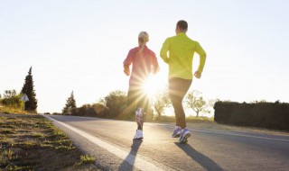 200米怎么才能跑第一（200米前100米该怎么跑）