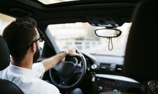 马的车标是什么车（两个马的车标是什么车）