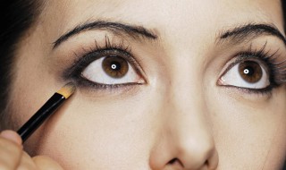 左眼下眼皮跳是预兆什么 右眼下眼皮跳是怎么回事预兆