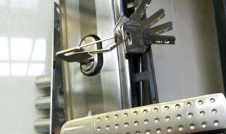 卧室门锁上了打不开钥匙拔不出来 室内门锁钥匙拔不出来