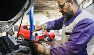 B50多少公里换变速箱油（b50手动变速箱油多久更换）