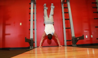 如何练倒立俯卧撑 练倒立俯卧撑需要吃些什么