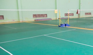 羽毛球网中部上沿距地面应有多高（羽毛球网顶端离地面高度）