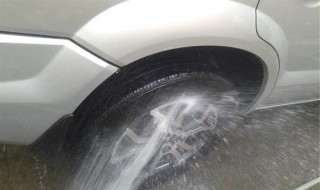 如果洗车泥掉到地上了,应该如何处理?（洗车泥粘上车身怎么去掉）