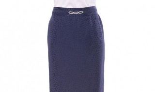 藏蓝色裙子配什么颜色上衣（藏蓝色衣服配什么裙子）