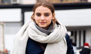 黑色棉袄搭配什么色的毛衣和围巾 黑色棉袄搭配什么色的毛衣和围巾好看