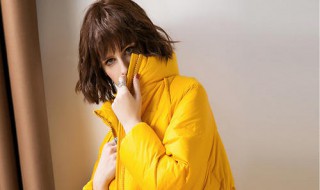 黄色羽绒服配什么颜色的围巾好看(黄色羽绒服配什么颜色的围巾好看图片)