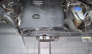 奥迪q5雨刷水箱在哪里(奥迪q5雨刮器水箱在哪)