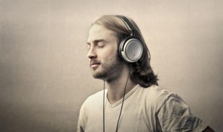 男生带无线耳机怎么带的紧(男生带无线耳机怎么带的紧一些)