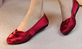 脚太嫩穿什么鞋（脚太嫩穿什么鞋子好看）