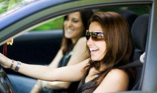 新手如何看车左右角不刮蹭其它车（汽车 右边怎么看不会剐蹭）