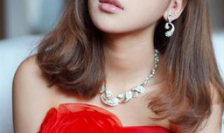 女生怎么练一字肩(女生如何练一字肩)