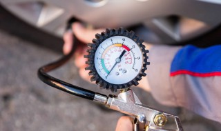 夏天汽车胎压多少合适呢 夏天汽车胎压多少合适呢视频