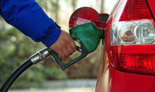 夏天给汽车加油需要注意什么(夏天给汽车加油需要注意什么吗)