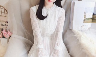 春款白色蕾丝裙怎么搭配上衣（春款白色蕾丝裙怎么搭配上衣图片）